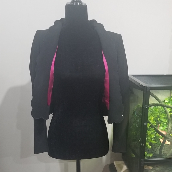 Stylish scalloped edge black open front blazer - Picture 2 of 7